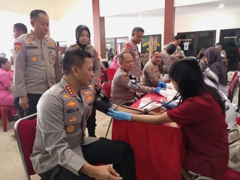 Kapolres Metro Depok, Kombes Pol Abdul Waras mengikuti kegiatan donor darah di Polsek Pancoran Mas.(dok. Narasumber).