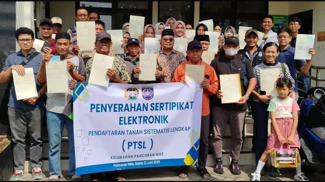 Lurah Pancoran Mas, Mohammad Soleh bersama penerima manfaat program Sertifikat PTSL. (dok. Kelurahan Pancoran Mas).