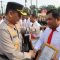 Kapolres Metro Depok, Kombes Abdul Waras memberikan