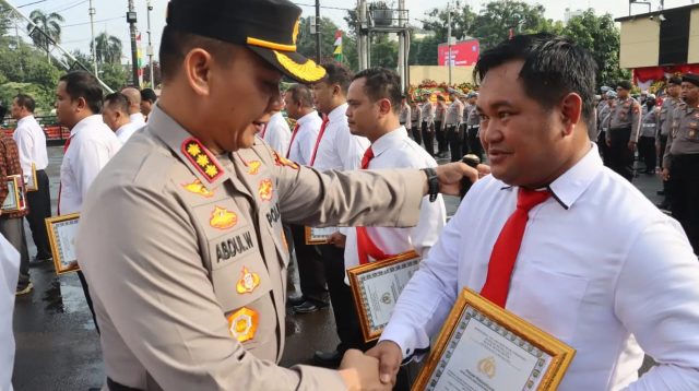 Kapolres Metro Depok, Kombes Abdul Waras memberikan