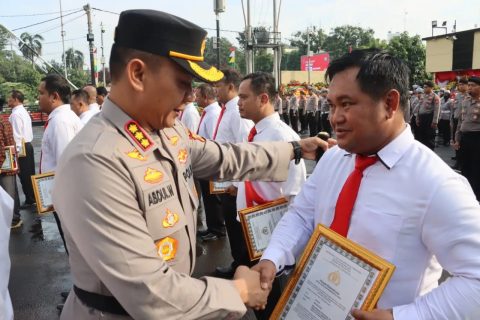 Kapolres Metro Depok, Kombes Abdul Waras memberikan