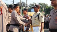 Kapolres Metro Depok, Kombes Pol Abdul Waras, S.I.K., menyerahkan penghargaan kepada warga yang berhasil menggagalkan tindak pidana pencurian. (dok. Narasumber).