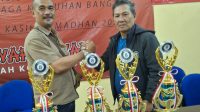 IPJI Depok Serahkan Bantuan Piala Turnamen Biliar kepada PWOIN