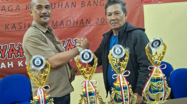 IPJI Depok Serahkan Bantuan Piala Turnamen Biliar kepada PWOIN