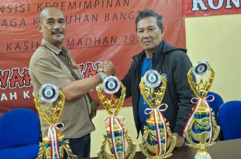 IPJI Depok Serahkan Bantuan Piala Turnamen Biliar kepada PWOIN