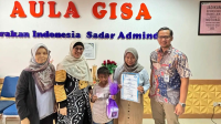 Kadisdukcapil Depok, Nuraeni Widayatti (kedua dari kiri) bersama Reza Mulyadi (tengah).