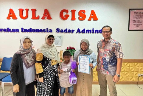 Kadisdukcapil Depok, Nuraeni Widayatti (kedua dari kiri) bersama Reza Mulyadi (tengah).