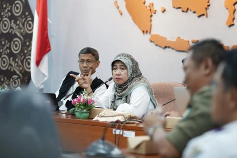Pj Sekda Kota Depok, Nina Suzana memimpin rapat persiapan Abdi Nagri Nganjang Ka Warga. (dok. Humas Pemkot Depok).