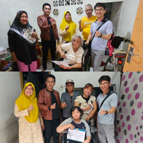 YGP Beri Bantuan Kursi Roda untuk Dua Warga Pancoran Mas