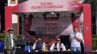 Dandim 0508/Depok, Kolonel Infanteri (Inf) Iman Widhiarto berdialog dengan komunitas motor usai mengikuti Riding Merah Putih HUT ke-80 RI.