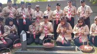 Kwartir Cabang (Kwarcab) Pramuka Kota Depok ziarah dan tabur bunga di Taman Makam Pahlawan (TMP) Kalimulya.