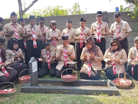 Kwartir Cabang (Kwarcab) Pramuka Kota Depok ziarah dan tabur bunga di Taman Makam Pahlawan (TMP) Kalimulya.