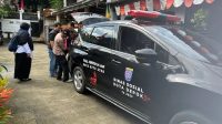Tim Dinsos Kota Depok melakukan evakuasi ODGJ di Kelurahan Cisalak