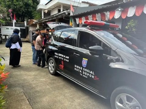 Tim Dinsos Kota Depok melakukan evakuasi ODGJ di Kelurahan Cisalak