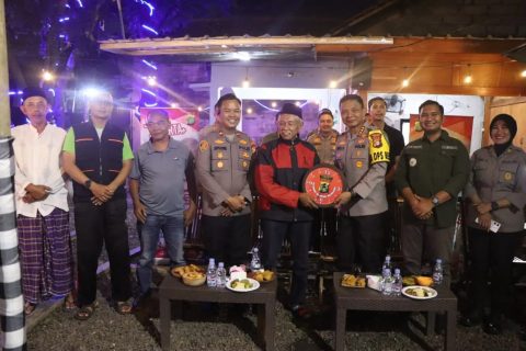 Kapolres Metro Depok, Kombes Pol Abdul Waras bersama Lurah Tugu Sakti Tri Anggoro, Tokoh Masyarakat Agus Bahrudin dan warga RW 011 Kelurahan Tugu. (dok. narasumber).