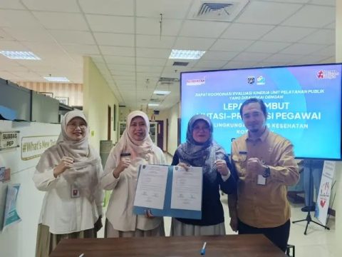 Lepas sambut Kepala Bidang Kesehatan Masyarakat (Kesmas) Dinkes Kota Depok, Indriati menggantikan Zakiah. (dok. Dinkes Depok).