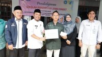 Ketua Baznas Depok, Endang Ahmad Yani, Kepala DP3AP2KB, Nessi Annisa Handari, Camat Cilodong Zainal Arifin bersama warga penerima bantuan perbaikan rumah dari Baznas Depok. (dok. Baznas Depok).