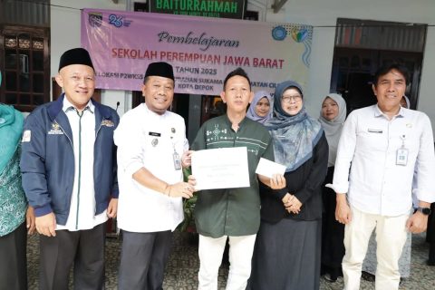 Ketua Baznas Depok, Endang Ahmad Yani, Kepala DP3AP2KB, Nessi Annisa Handari, Camat Cilodong Zainal Arifin bersama warga penerima bantuan perbaikan rumah dari Baznas Depok. (dok. Baznas Depok).