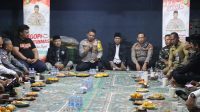 Kapolres Metro Depok, Kombes Pol Abdul Waras bersama warga dalam acara Jaga Jakarta, Jaga Depok dan Ngopi Kamtibmas. (dok.Humas Polres Metro Depok).