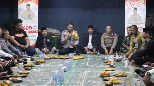 Kapolres Metro Depok, Kombes Pol Abdul Waras bersama warga dalam acara Jaga Jakarta, Jaga Depok dan Ngopi Kamtibmas. (dok.Humas Polres Metro Depok).