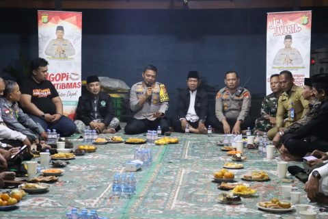 Kapolres Metro Depok, Kombes Pol Abdul Waras bersama warga dalam acara Jaga Jakarta, Jaga Depok dan Ngopi Kamtibmas. (dok.Humas Polres Metro Depok).
