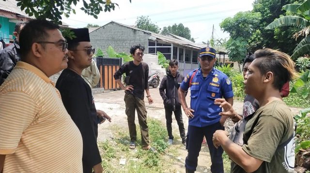 Lurah Pontir, Rengga Nugraha Rojali bersama petugas UPT Damkar Bojongsari dan warga. (dok. narasumber).