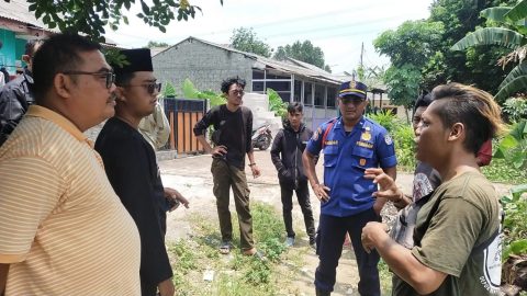 Lurah Pontir, Rengga Nugraha Rojali bersama petugas UPT Damkar Bojongsari dan warga. (dok. narasumber).
