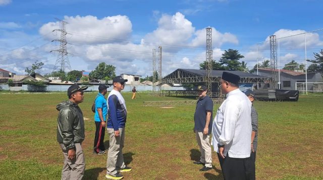 Camat Cipayung Muhammad Reza (kiri di tengah) monitoring venue pelaksanaan Musabaqah Tilawatil Qur’an dan Hadits (MTQH) ke-XXIV Tingkat Kota Depok.
