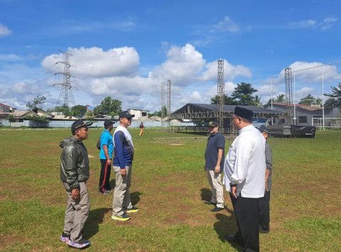 Camat Cipayung Muhammad Reza (kiri di tengah) monitoring venue pelaksanaan Musabaqah Tilawatil Qur’an dan Hadits (MTQH) ke-XXIV Tingkat Kota Depok.