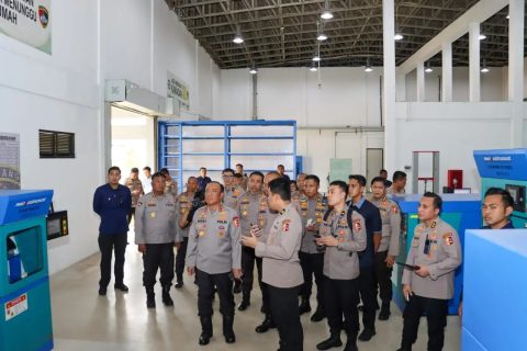 Kapolres Metro Depok, Kombes Pol. Abdul Waras, mendampingi Wakapolri Komjen Pol. Dedi Prasetyo dalam kunjungan kerja ke Pusat Penelitian dan Pengembangan (Puslitbang) Polri. (dok. Humas Polres Metro Depok).