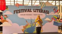 Kadisdik Kota Depok, Siti Chaerijah Aurijah memberikan sambutan dalam kegiatan Festival Literasi di Kalyca Azzahra School, Kelurahan Sukatani, Kecamatan Tapos.(dok. Disdik). Kadisdik Kota Depok, Siti Chaerijah Aurijah memberikan sambutan dalam kegiatan Festival Literasi di Kalyca Azzahra School, Kelurahan Sukatani, Kecamatan Tapos.(dok. Disdik).