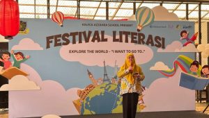 Kadisdik Kota Depok, Siti Chaerijah Aurijah memberikan sambutan dalam kegiatan Festival Literasi di Kalyca Azzahra School, Kelurahan Sukatani, Kecamatan Tapos.(dok. Disdik).