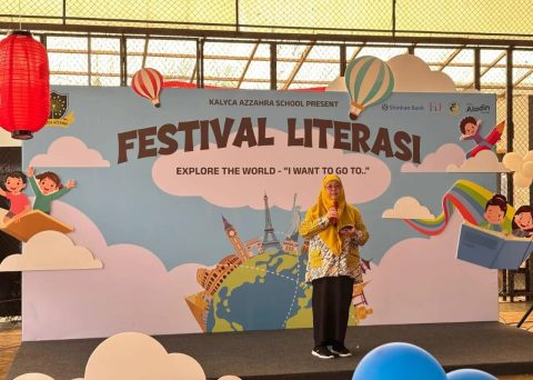 Kadisdik Kota Depok, Siti Chaerijah Aurijah memberikan sambutan dalam kegiatan Festival Literasi di Kalyca Azzahra School, Kelurahan Sukatani, Kecamatan Tapos.(dok. Disdik).