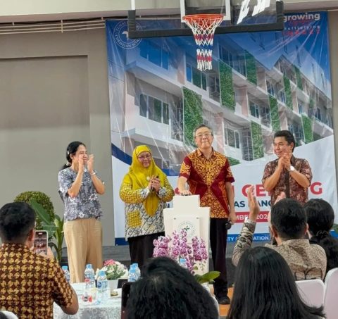 Kadisdik Kota Depok, Siti Chaerijah Aurijah (kedua dari kiri) hadir dalam Peresmian Gedung Baru Sekolah Kristen Tunas Bangsa Depok, Kecamatan Panmas. (dok. Disdik).