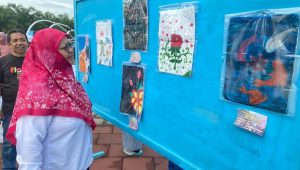 Kepala Dinas Pendidikan Kota Depok, Siti Chaerijah Aurijah, meninjau Pagelaran dan Pameran Seni Rupa SMP Negeri 1 Depok. (dok.Disdik Depok).