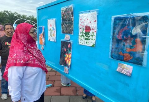 Kepala Dinas Pendidikan Kota Depok, Siti Chaerijah Aurijah, meninjau Pagelaran dan Pameran Seni Rupa SMP Negeri 1 Depok. (dok.Disdik Depok).