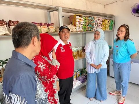 Camat Sukmajaya, Christine Desima Arthauli (kanan kaos biru), meninjau keberadaan KMP Kelurahan Baktijaya.