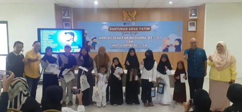 Direktur RSUD KiSA Depok, Agus Gojali beserta jajarannya, usai memberikan santunan kepada anak yatim di Aula Gedung C Lantai 4 RSUD KiSA. (dok. Narasumber)