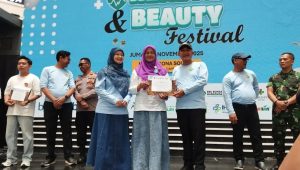 Penyerahan penghargaan kepada kader posyandu di acara HKN ke-61 tingkat Kota Depok tahun 2025.