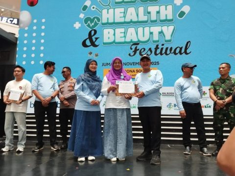 Penyerahan penghargaan kepada kader posyandu di acara HKN ke-61 tingkat Kota Depok tahun 2025.