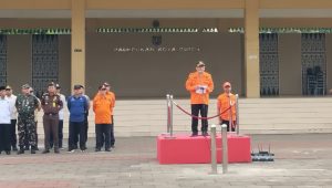 Sekda Depok, Mangngualuang Mansur memberikan amanat di Apel Kesiapsiagaan Bencana Tahun 2025