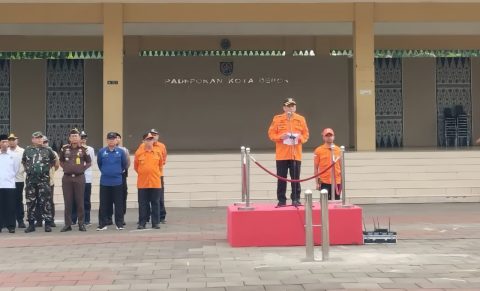 Sekda Depok, Mangngualuang Mansur memberikan amanat di Apel Kesiapsiagaan Bencana Tahun 2025