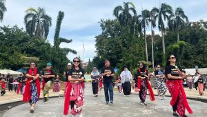 Sekda Kota Depok, Mangnguluang Mansur bersama penari dari Bakul Budaya dan pengunjung CFD di Depok Open Space