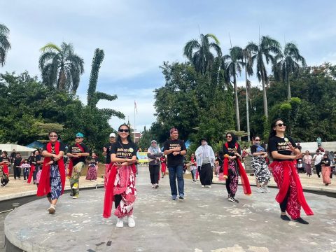 Sekda Kota Depok, Mangnguluang Mansur bersama penari dari Bakul Budaya dan pengunjung CFD di Depok Open Space