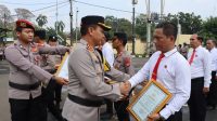 Kapolres Metro Depok, Kombes Pol Abdul Waras memberikan penghargaan kepada personel Polres Metro Depok. (dok. Humas Polres Metro Depok).