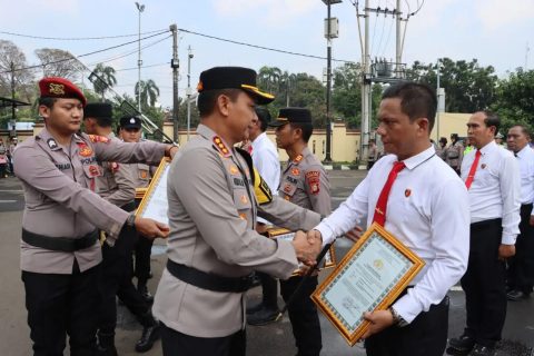 Kapolres Metro Depok, Kombes Pol Abdul Waras memberikan penghargaan kepada personel Polres Metro Depok. (dok. Humas Polres Metro Depok).