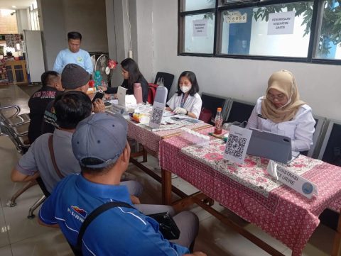 Para pengemudi angkutan umum jalani pemeriksaan narkoba oleh BNN Kota Depok. (dok.BNN Depok).