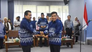 Sekda Kota Depok Mangnguluang Mansur (kanan) menyerahkan SK Pelantikan dan Pengukuhan DKD Kota Depok Masa Bakti 2025–2028 kepada Ketua DKD Kota Depok, Nuroji.