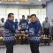 Sekda Kota Depok Mangnguluang Mansur (kanan) menyerahkan SK Pelantikan dan Pengukuhan DKD Kota Depok Masa Bakti 2025–2028 kepada Ketua DKD Kota Depok, Nuroji.