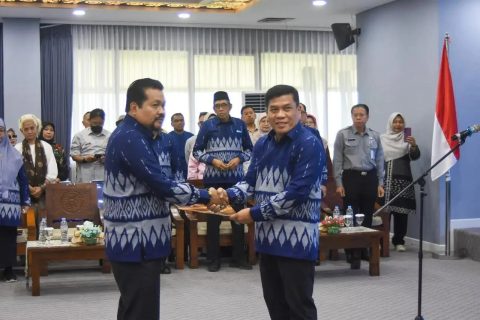 Sekda Kota Depok Mangnguluang Mansur (kanan) menyerahkan SK Pelantikan dan Pengukuhan DKD Kota Depok Masa Bakti 2025–2028 kepada Ketua DKD Kota Depok, Nuroji.